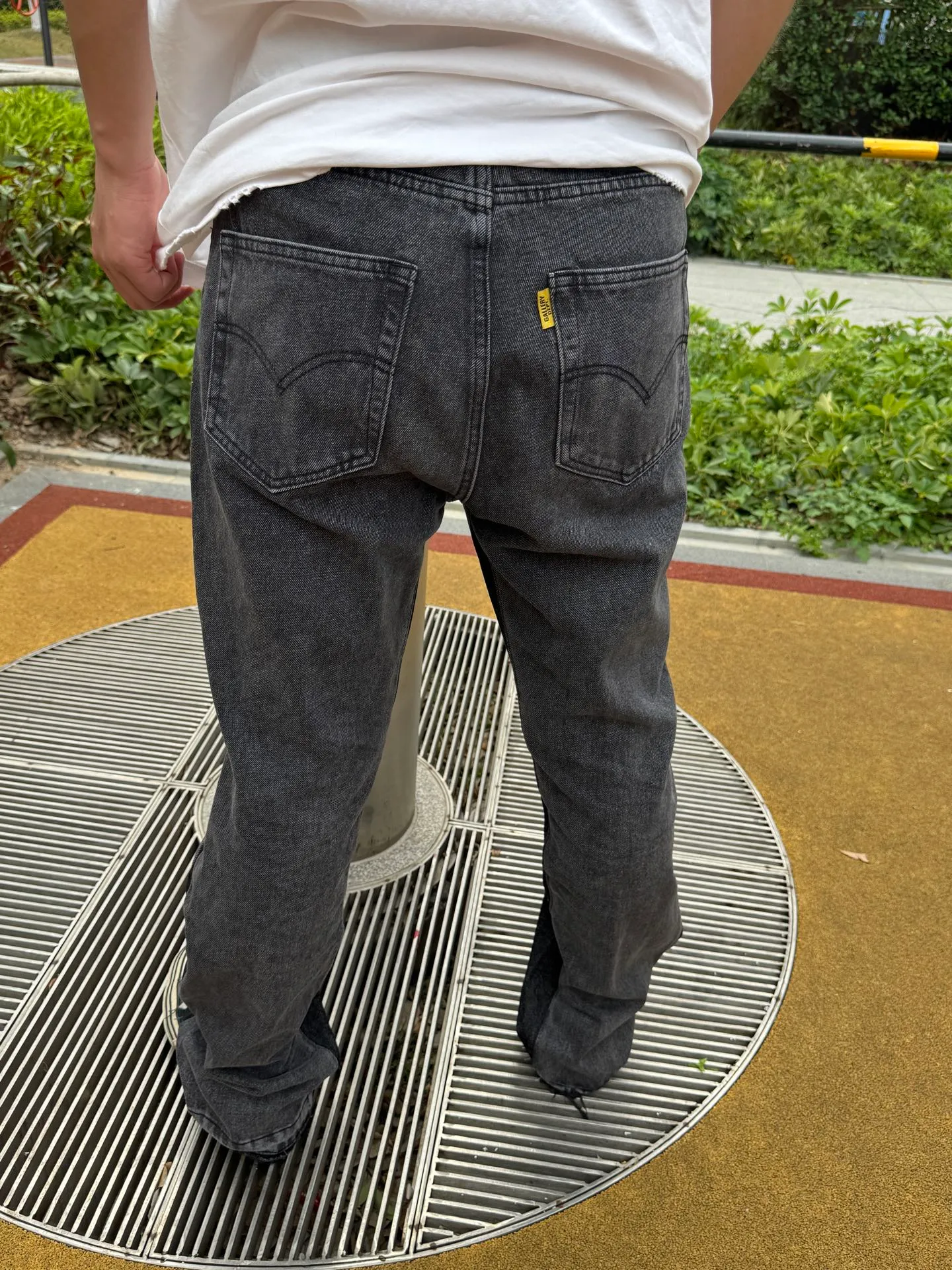 -Size upper body P246#G990 GALLERY DEPT denim bell-bottoms washed distressed spliced ​​denim jeans. During the process, the owner of the denim washing plant helped introduce a boss who once worked for Levi's foundry and started his own business. This also paved the way for the following styles. Therefore, Levi's remodeled single product for the base plate is really familiar. Whether it is the fabrics supplied or the lathes used in production, there is nothing to choose from. -Color: Black -Size: S-XXL (corresponding to 28-36)